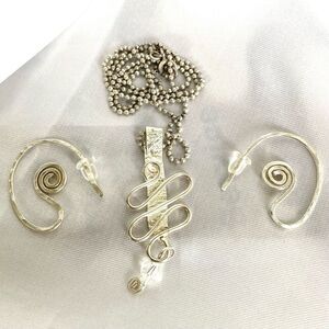 BO# 925 Silver Matching Chain Pendant & Earrings